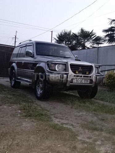 Mitsubishi Pajero-2