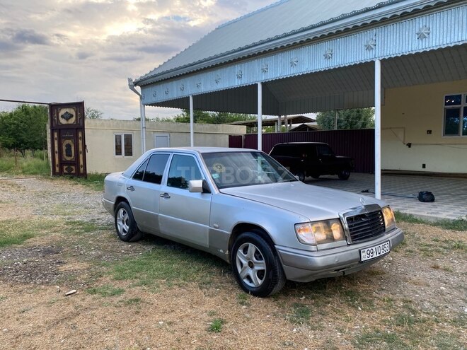 Mercedes 220 E-1