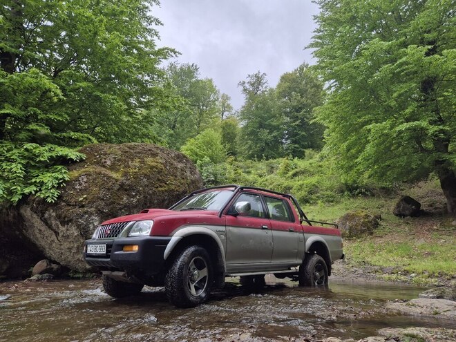 Mitsubishi L200-1