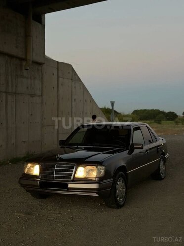 Mercedes 220 E-2