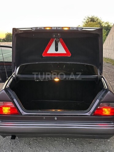 Mercedes 220 E-12