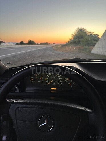 Mercedes 220 E-19