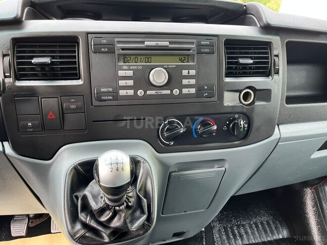 Ford Transit-12
