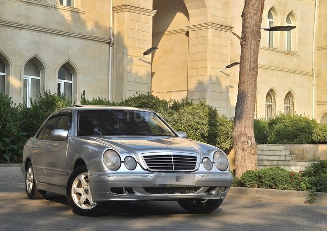 Mercedes E 220-1