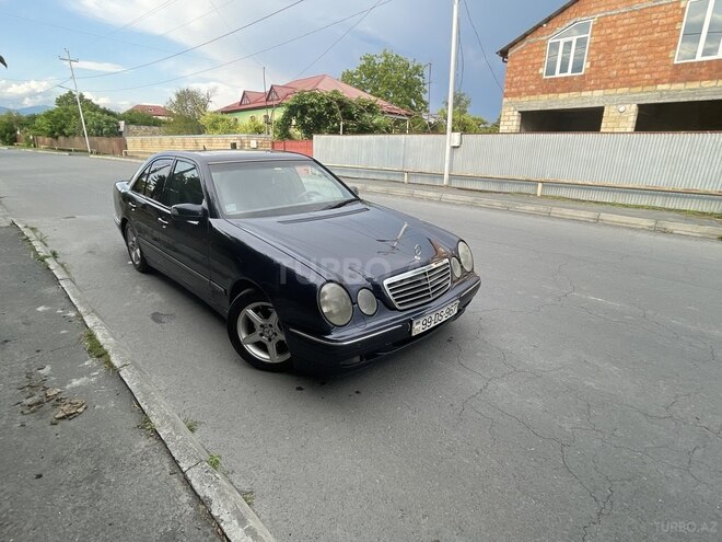 Mercedes E 220-1