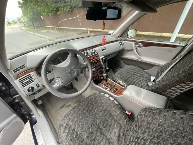 Mercedes E 220-12