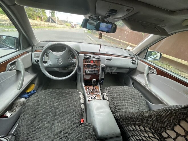 Mercedes E 220-11