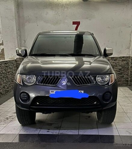 Mitsubishi L200-1