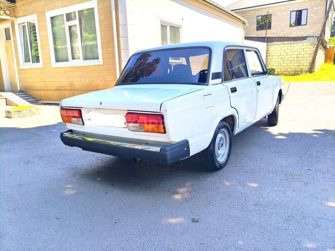 LADA (VAZ) 2107-2