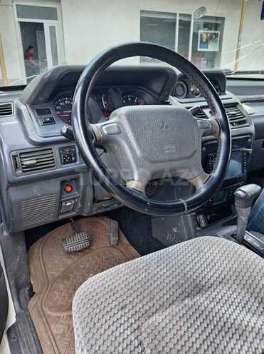 Mitsubishi Pajero-5