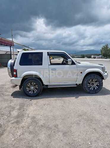 Mitsubishi Pajero-4