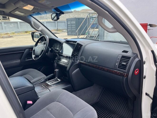 Toyota Land Cruiser-7