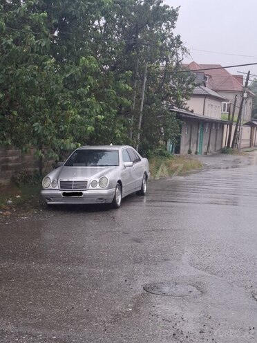 Mercedes E 230-7