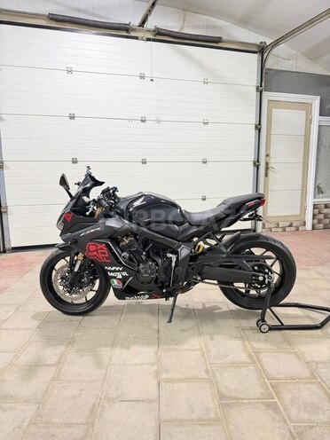 Honda CBR650R-3