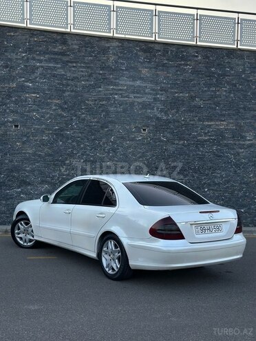 Mercedes E 220-11