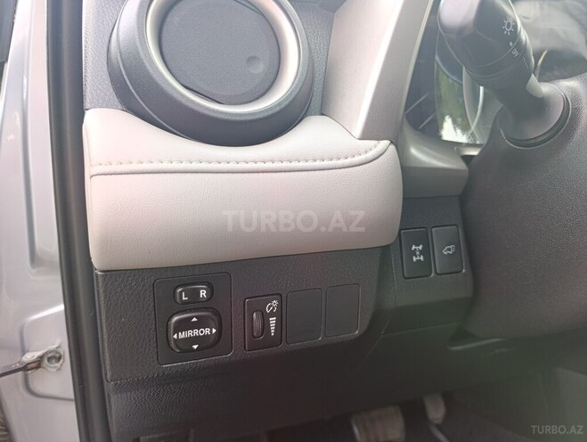 Toyota RAV4-12
