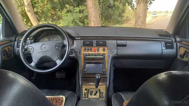 Mercedes E 320-11