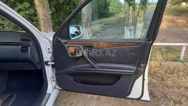 Mercedes E 320-9