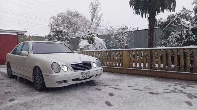 Mercedes E 320-1