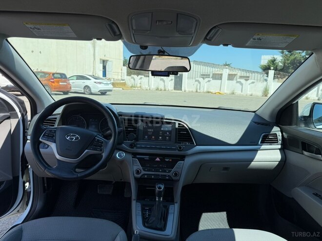 Hyundai Elantra-13