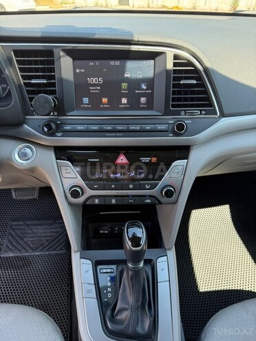 Hyundai Elantra-16