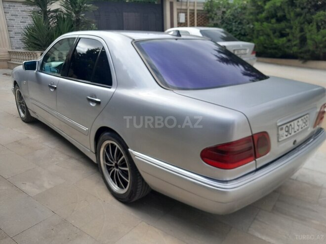 Mercedes E 220-12