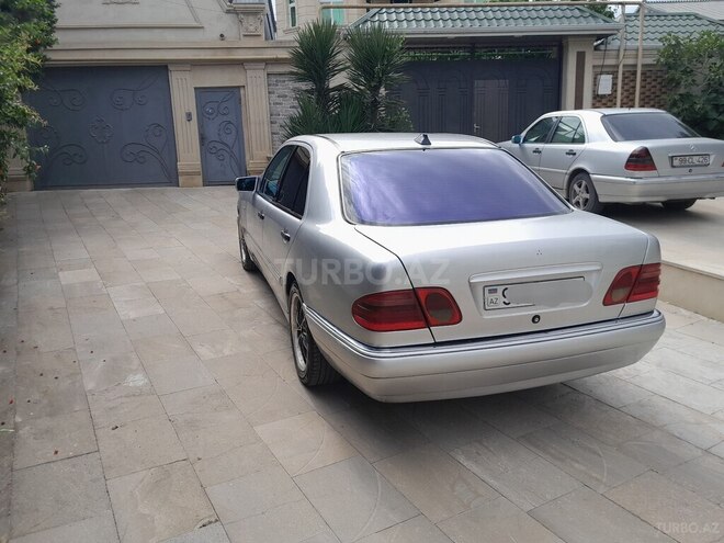 Mercedes E 220-11