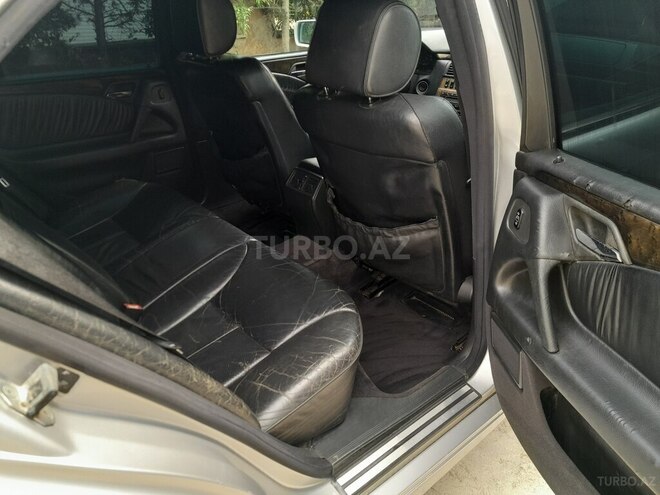 Mercedes E 220-17