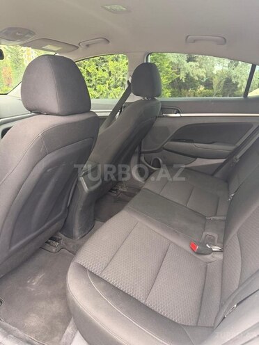 Hyundai Elantra-8
