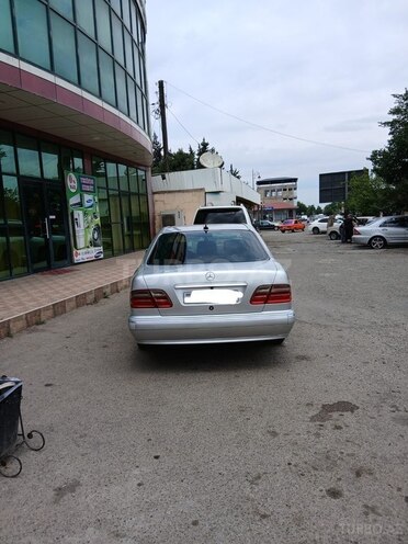 Mercedes E 220-2