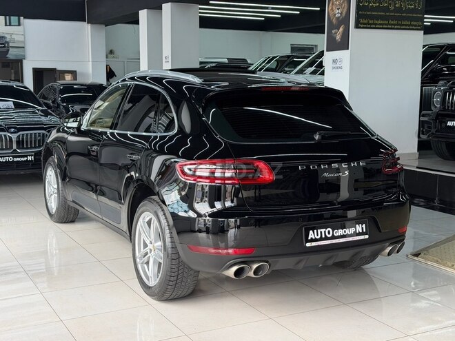 Porsche Macan S-6