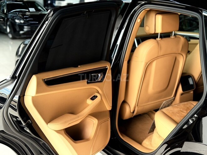 Porsche Macan S-12