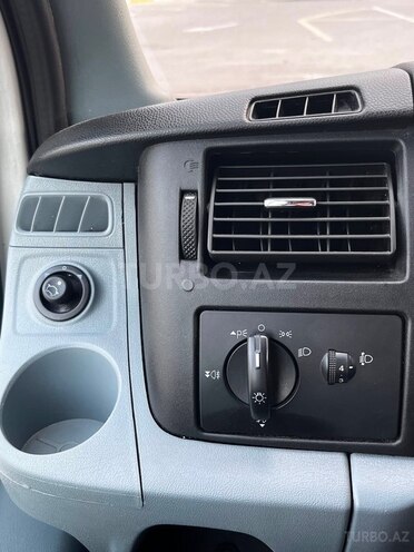 Ford Transit-13