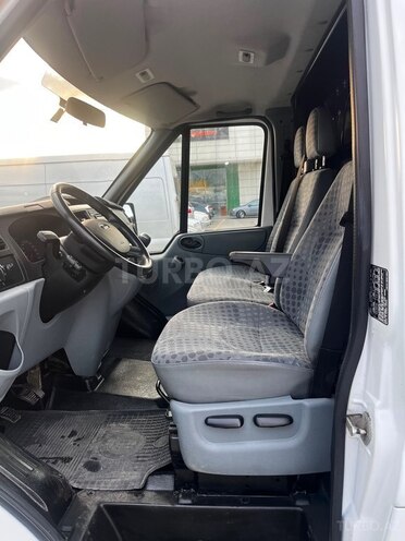 Ford Transit-11