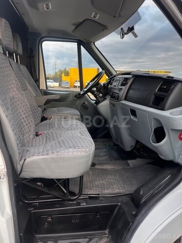 Ford Transit-12