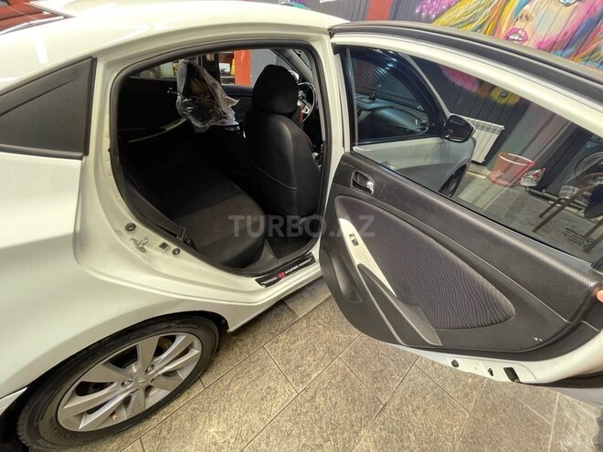 Hyundai Accent-5
