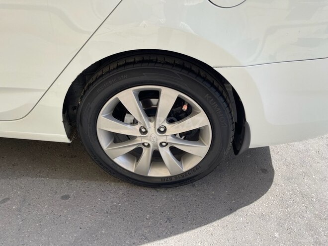 Hyundai Accent-14