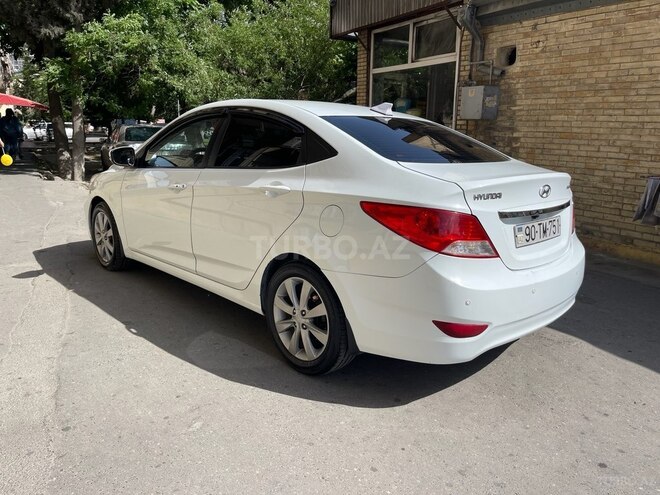 Hyundai Accent-12