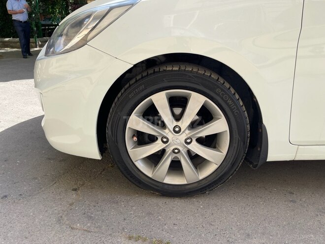 Hyundai Accent-15