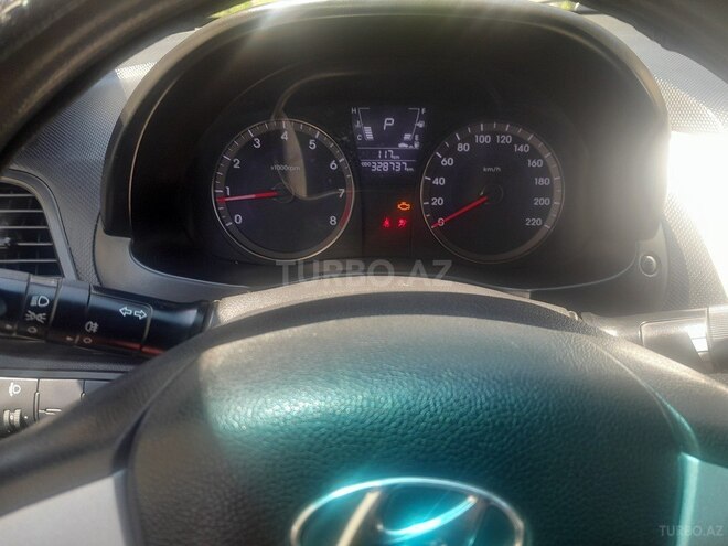 Hyundai Accent-7