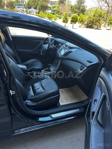 Hyundai Elantra-12