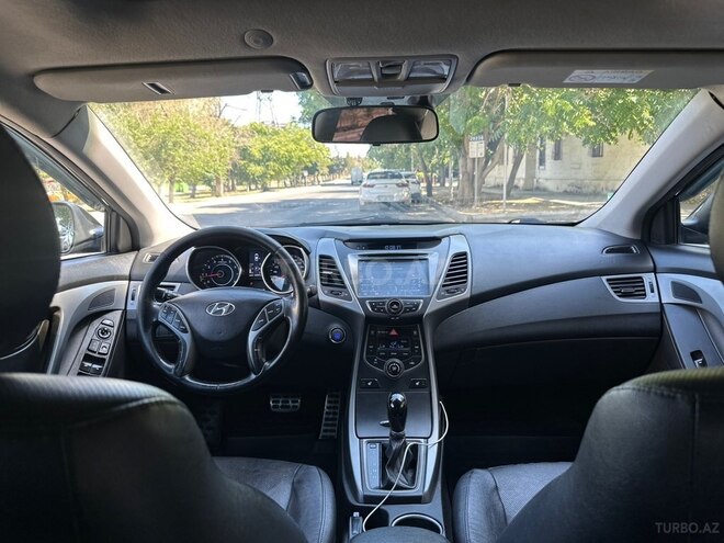 Hyundai Elantra-11