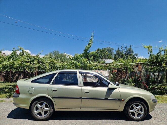 Opel Vectra-4