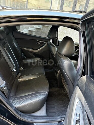 Hyundai Elantra-13