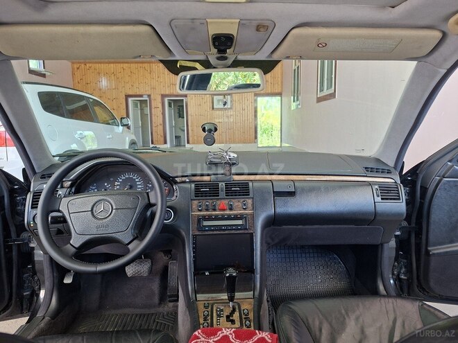 Mercedes E 280-13