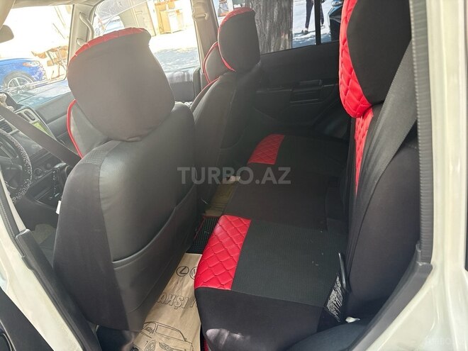 Mitsubishi Pajero io-7