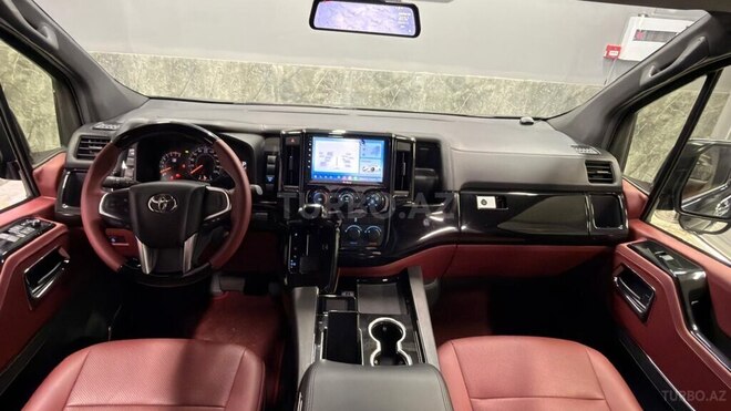 Toyota HiAce-13