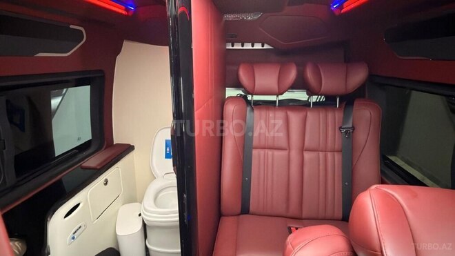 Toyota HiAce-35