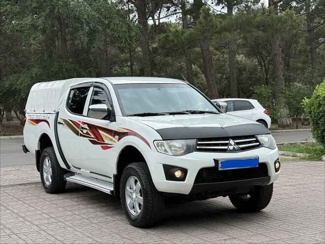 Mitsubishi L200-1