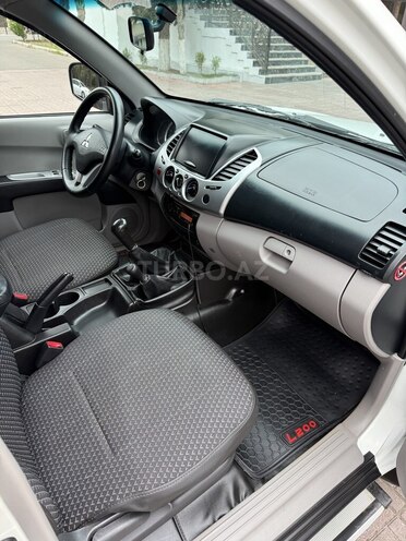 Mitsubishi L200-9